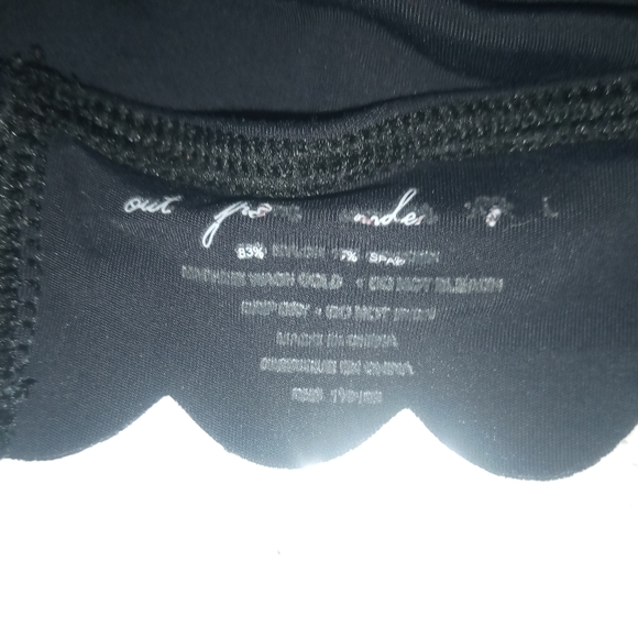 OUT FROM UNDER x URBAN OUTFITTERS Ayden Scallop Triangle Bra - Picture 2 of 4